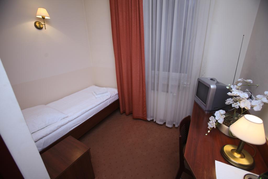 Hotel Kameralny キェルツェ 部屋 写真