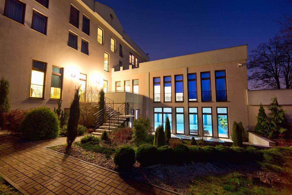 Hotel Kameralny キェルツェ エクステリア 写真