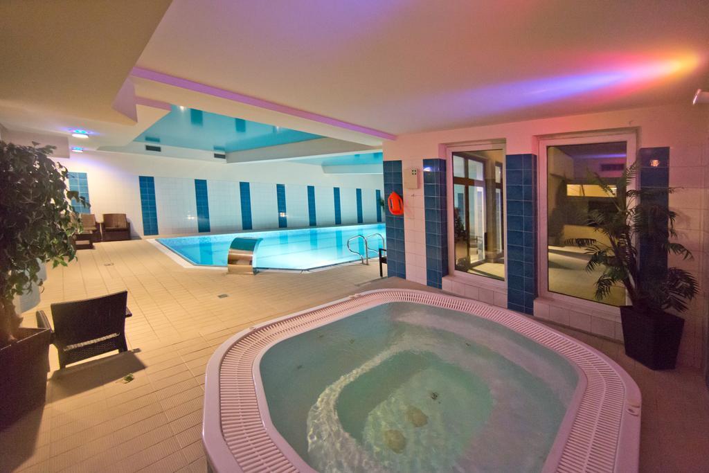 Hotel Kameralny キェルツェ エクステリア 写真