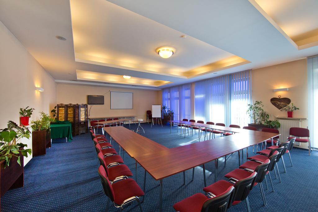 Hotel Kameralny キェルツェ エクステリア 写真